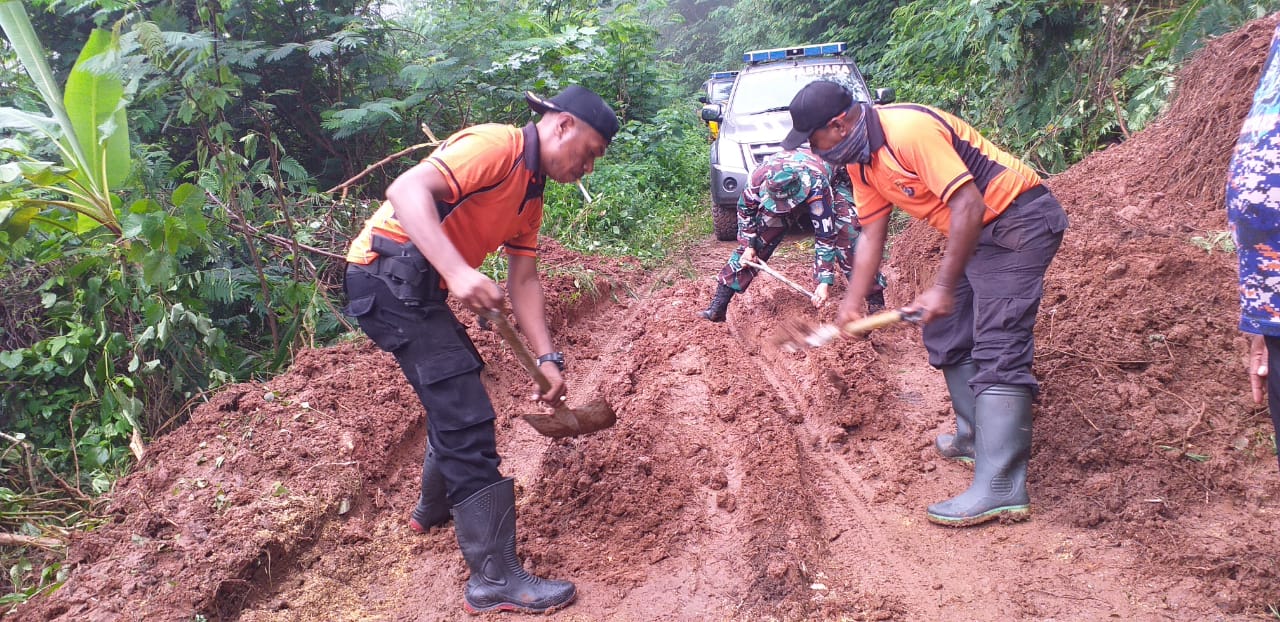 Longsor menutupi sebagian badan jalan di Ilekerbau Atadei, Kapolres Lembata Perintahkan Personil Turun Langsung Ke Ilekerbau, Bersihkan Sisa Longsor