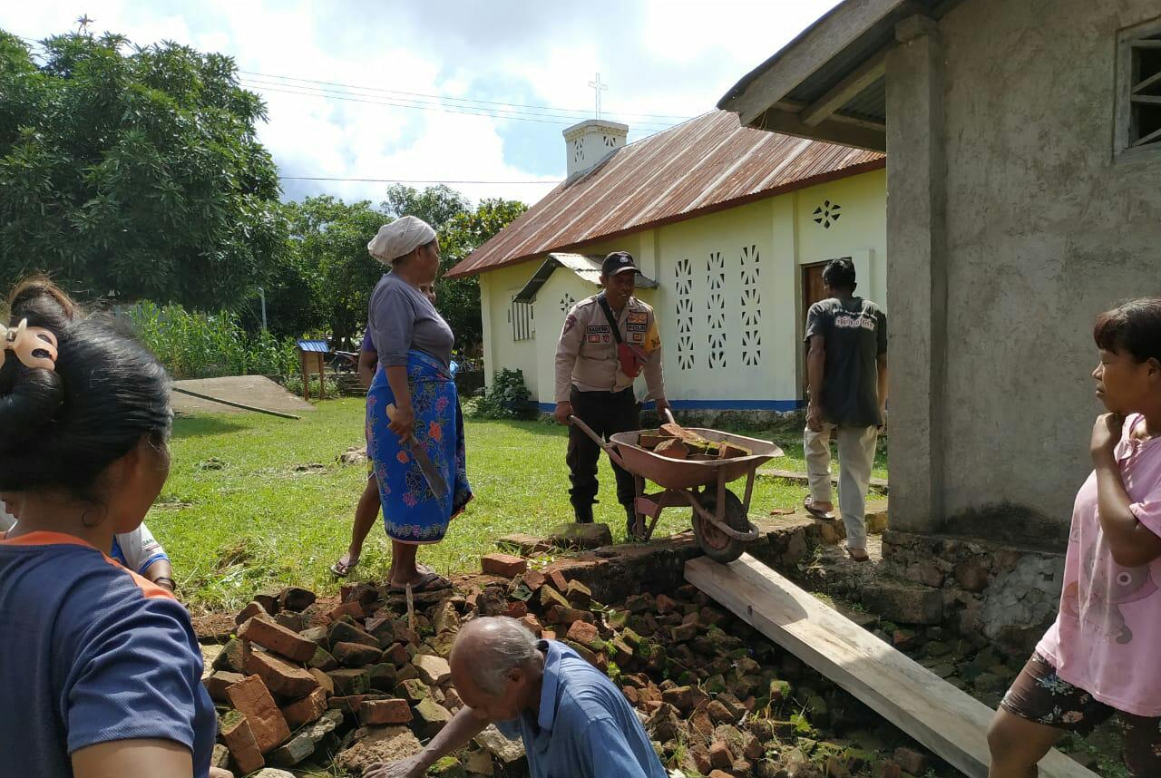 Tingkatkan rasa kepedulian, Brigpol Hasan Mansyur ikut bergotong-royong bersama masyarakat desa Hingalamamengi bangun Gereja