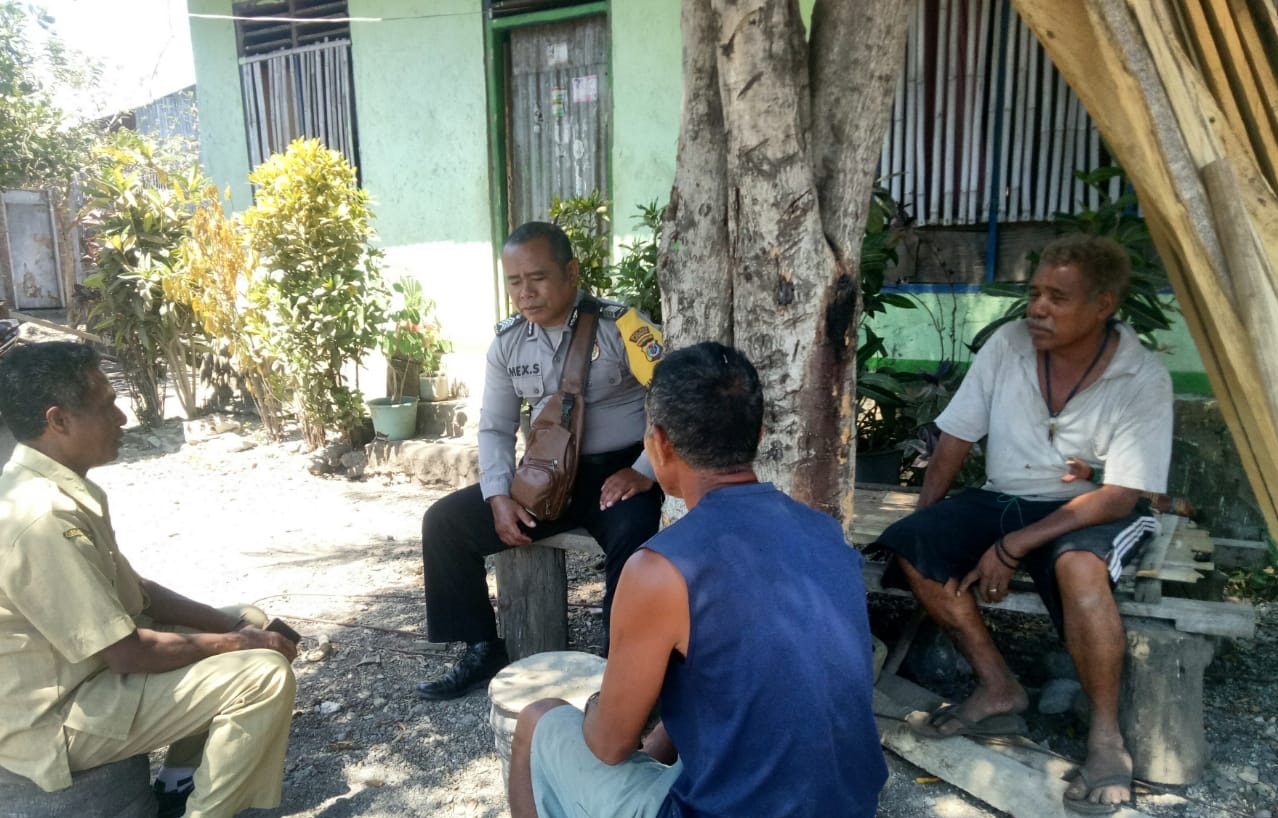 Bripka Maxsi aktif melakukan monitoring kegiatan masyarakat di beberapa desa di Kecamatan Ile Ape