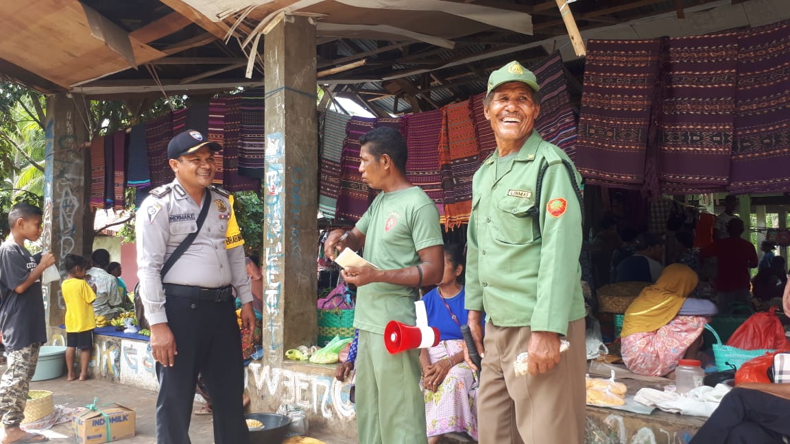 Bhabinkamtibmas Desa Watodiri Bripka Socherman Eduard Gandeng Linmas Amankan Pasar Waipukang