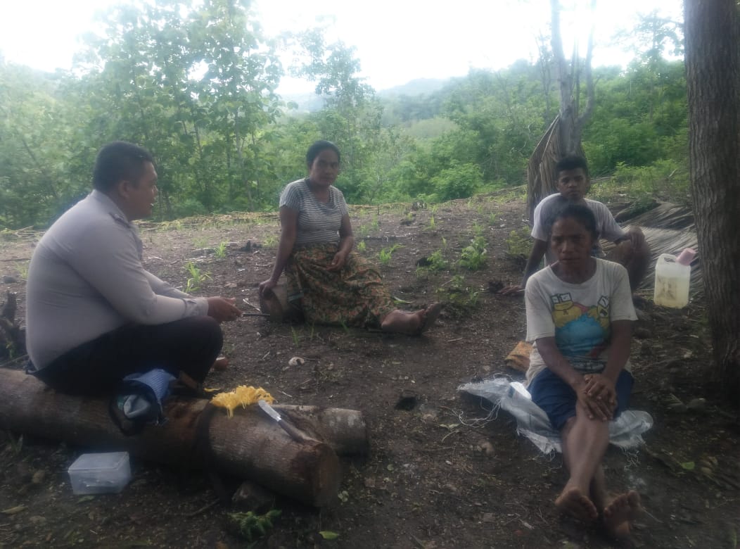 Bhabinkamtibmas lite ulomado bripka adrian m sinaga sambang warga di kebun.