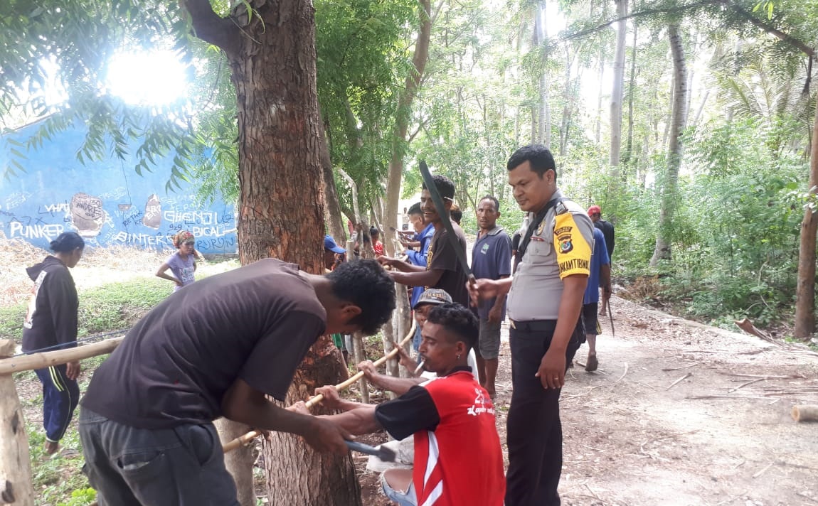 Gotong Royong Desa Laranwutun Dibantu Bhabinkamtibmas Desa Watodiri Bripka Socherman Eduard