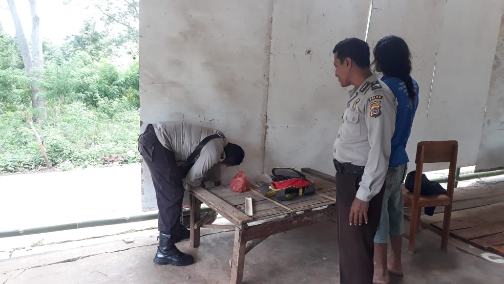 Anggota Pos Pol Atadei Lakukan Gotong Royong Fasilitas Desa