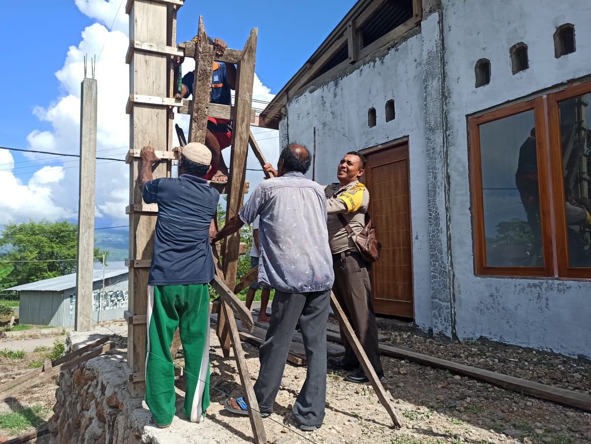 Bhabin Bakalerek bersama warga Gotong royong