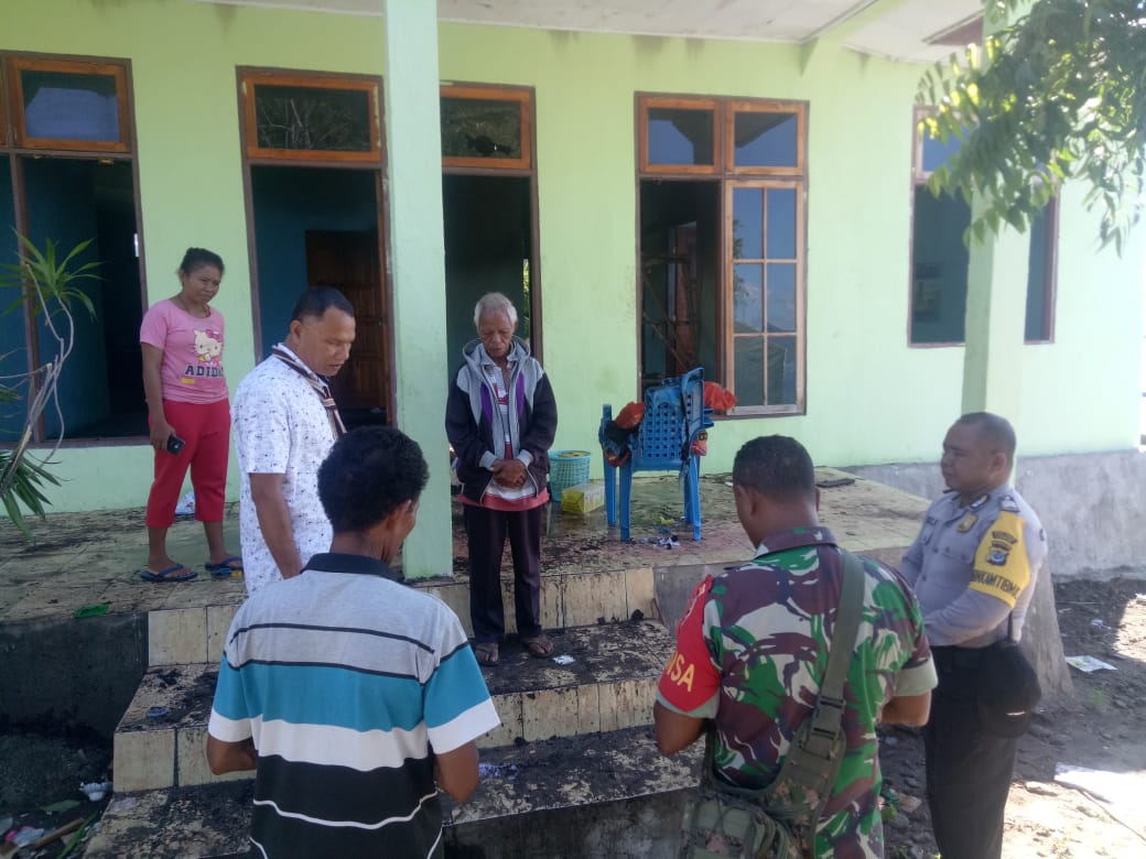 Bripka Maxsi Y. Siokain, bersama camat ile ape timur, dan babinsa Kecamatan Ile Ape timur, melakukan monitoring, Pasca Kebakaran Bangunan Polindes