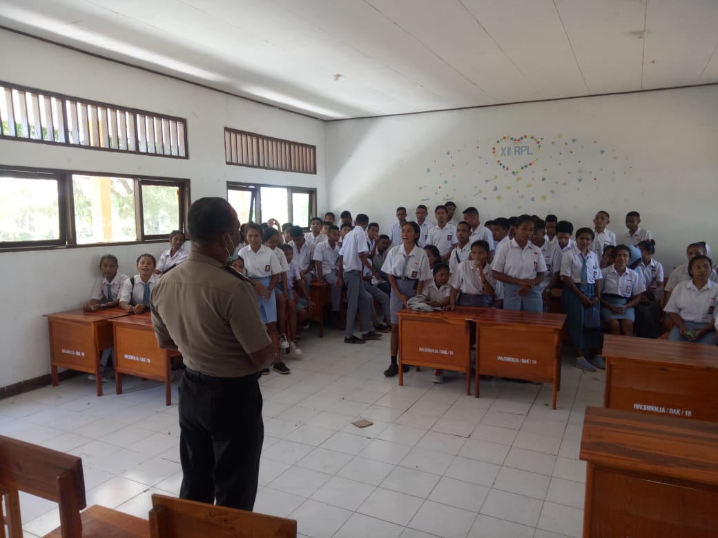 Sosialisasi Penerimaan Calon Anggota Polri 2020 di SMK Negeri 1 Ile Ape