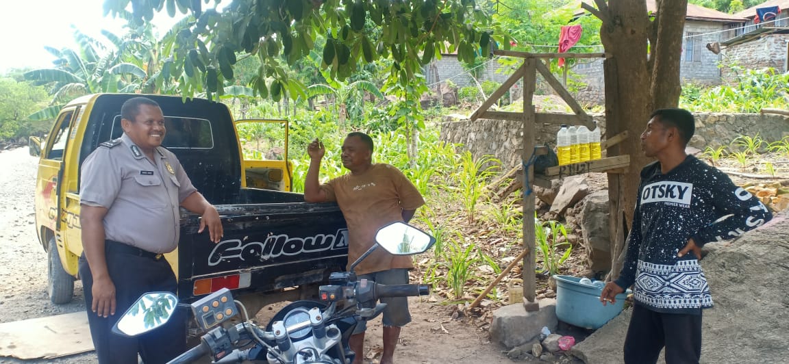 Sambangi Warga Kanit Spkt Ii Polsek Buyasuri Aipda Rahmat Himbau Warga Berhati-Hati Dalam Berkendara