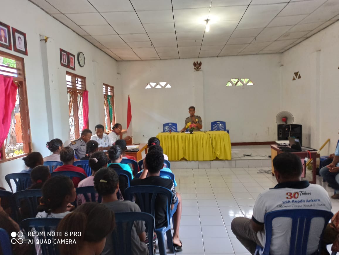 Kanit Binmas Polsek Buyasuri Bripka Yudi Memberikan Penyuluhan Mengenai Kenakalan Remaja Kepada Masyarakat Buyasuri