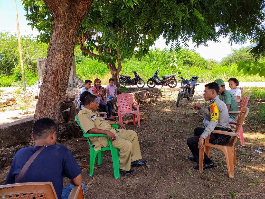 Bhabinkamtibmas Desa Baobolak Bripka Deddy Pah Himbau Linmas Laksanakan Patroli Di Desa Baobolak