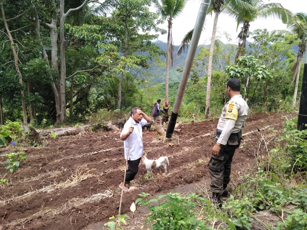Bhabinkamtibmas Desa Nogodoni Kec Atadei Bripka PHILIPUS KERAF Himbau warga Berhati-hati dalam musim penghujan