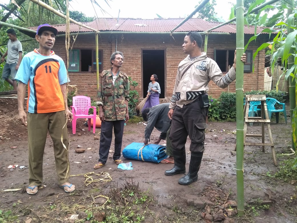 Bhabinkamtibmas Desa Nogodoni Kec Atadei  Bripka PHILIPUS KERAF Bantu warga bangun Tenda duka