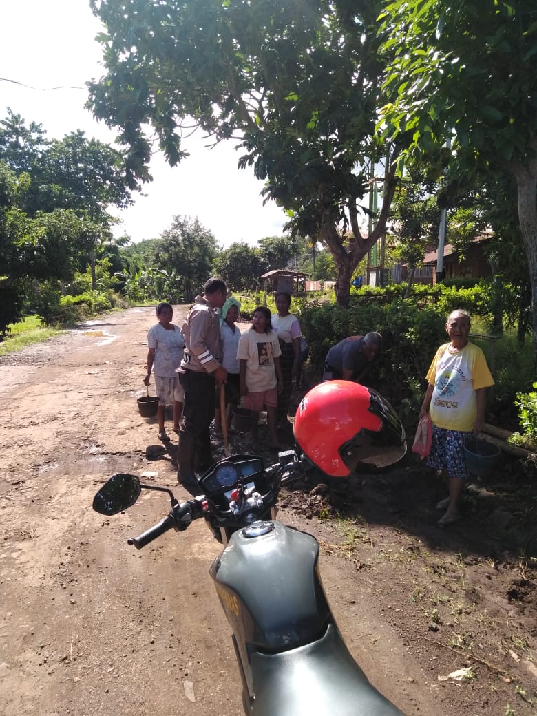 Bhabinkamtibmas Desa Nogodoni Kec Atadei Bripka PHILIPUS KERAF bantu warga buat jalan setapak