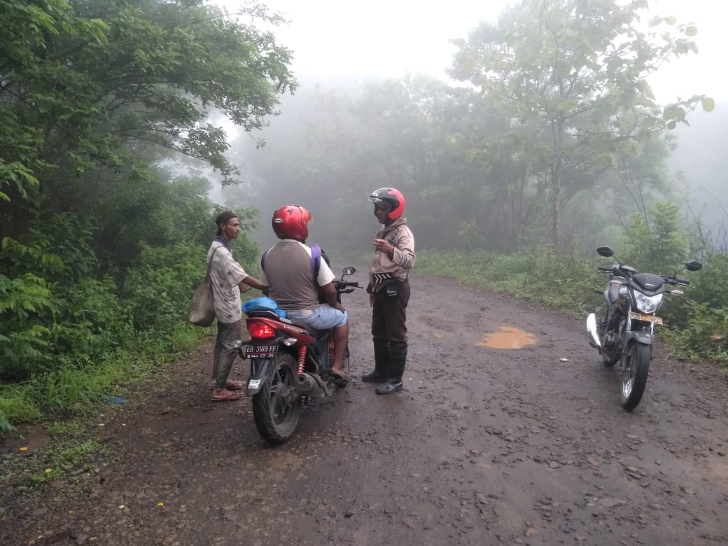 Bhabinkamtibmas Desa Nogodoni Kec Atadei Bripka PHILIPUS KERAF mengingatkan warga agar berhati-hati dalam berkendara