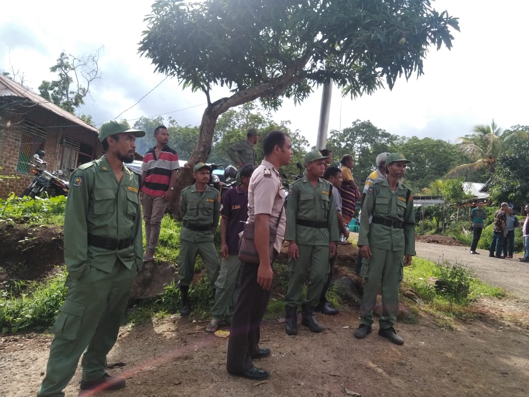 Bhabinkamtibmas Desa Nogodoni Kec Atadei Bripka PHILIPUS KERAF bersama Linmas Kecamatan Atadei laksanakan patroli