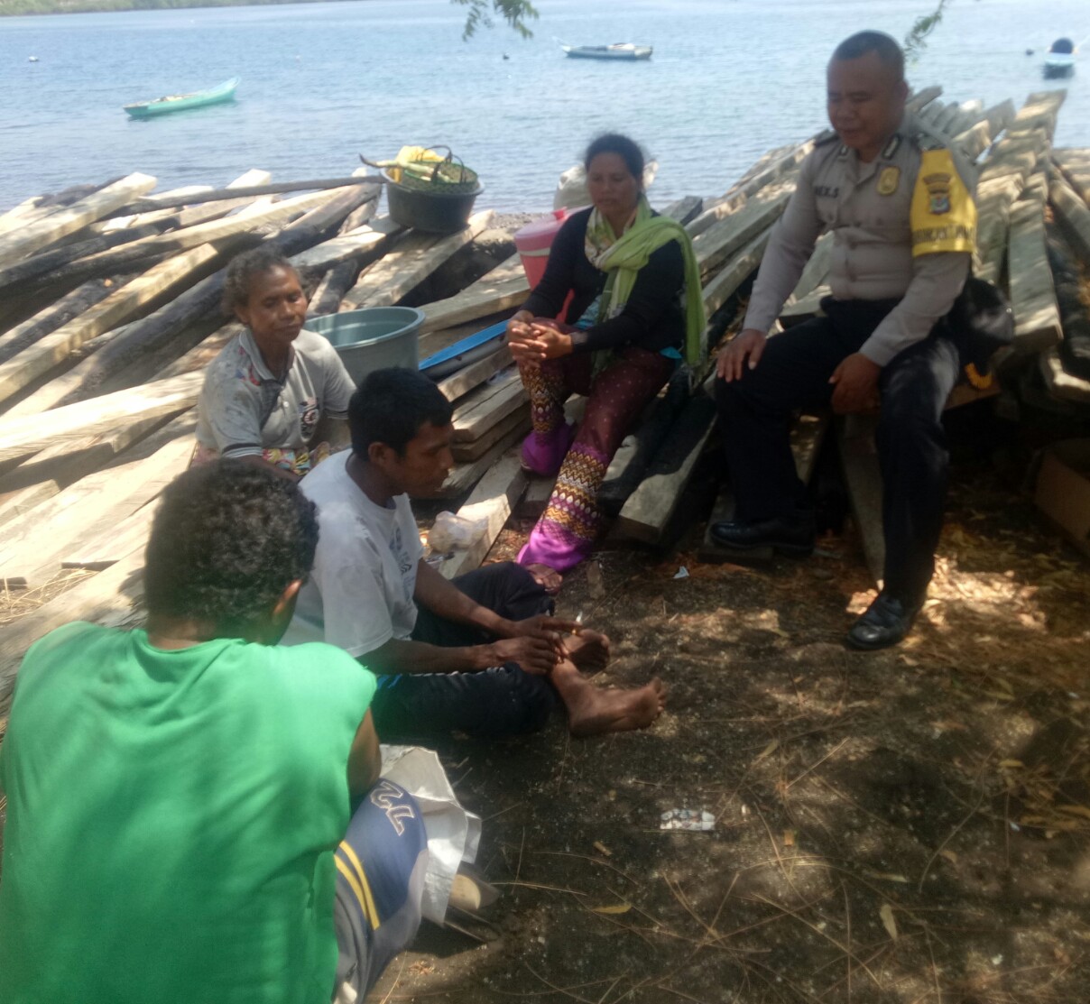 Bhabinkamtibmas Desa Lamaau,  Kec. Ile Ape Timur,  Kab.Lembata, Bripka Maxsi Y. Siokain Sambangi warga dan ajak warga jaga kamtibmas