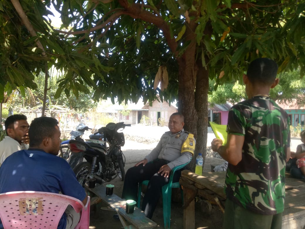 Bhabinkamtibmas Desa Lamaau, Kec. Ile Ape Timur, Kab.Lembata, Bripka Maxsi Y. Siokain warga Desa Lamaau Kec. Ile ape timur jaga kamtibmas