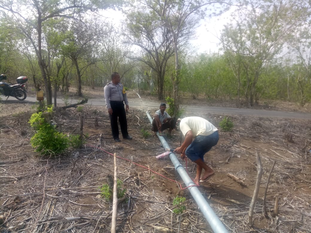 Bhabinkamtibmas Desa Lamaau,  Kec. Ile Ape Timur,  Kab.Lembata, Bripka Maxsi Y. Siokain monitoring warga desa Muruona perbaiki pipa air