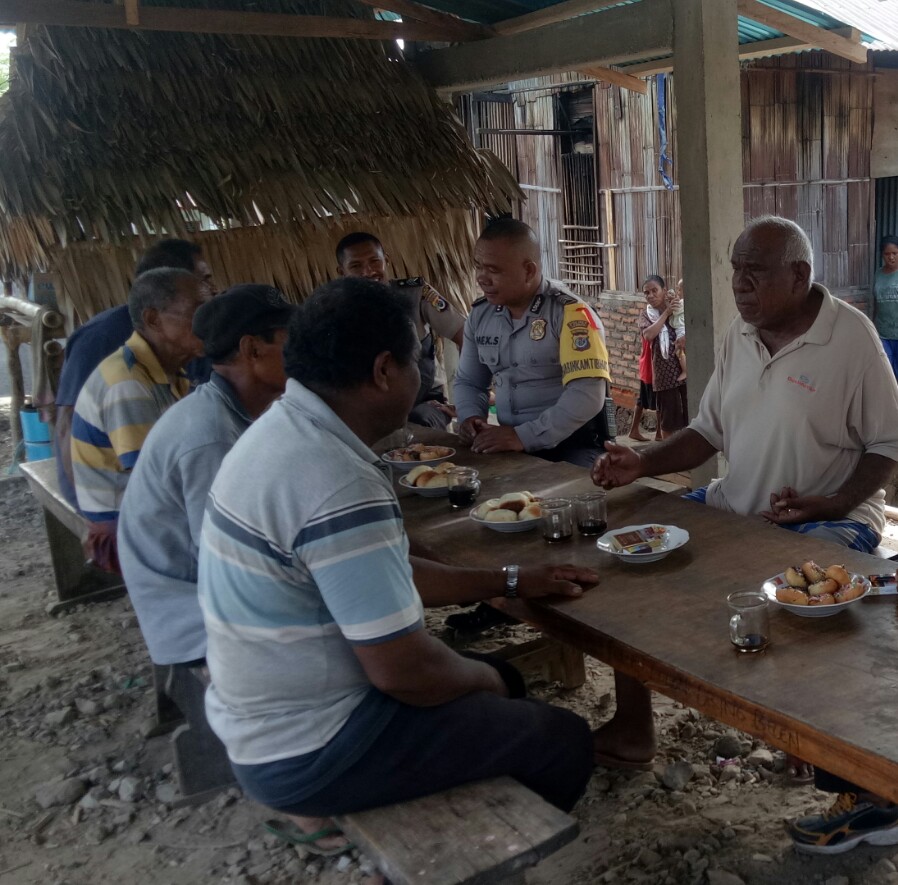 Bhabinkamtibmas Desa Lamaau,  Kec. Ile Ape Timur,  Kab.Lembata, Bripka Maxsi Y. Siokain Sambangi warga Desa Lamatokan kec. Ile ape timur kab. Lembata