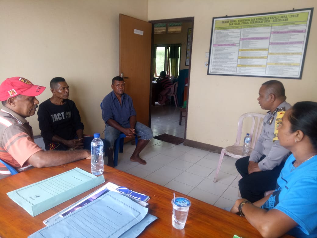 Bhabinkamtibmas Desa Lamaau, Kec. Ile Ape Timur, Kab.Lembata, Bripka Maxsi Y. Siokain Sambangi Kantor Desa Lamagutekec. Ile ape timur kab. Lembata