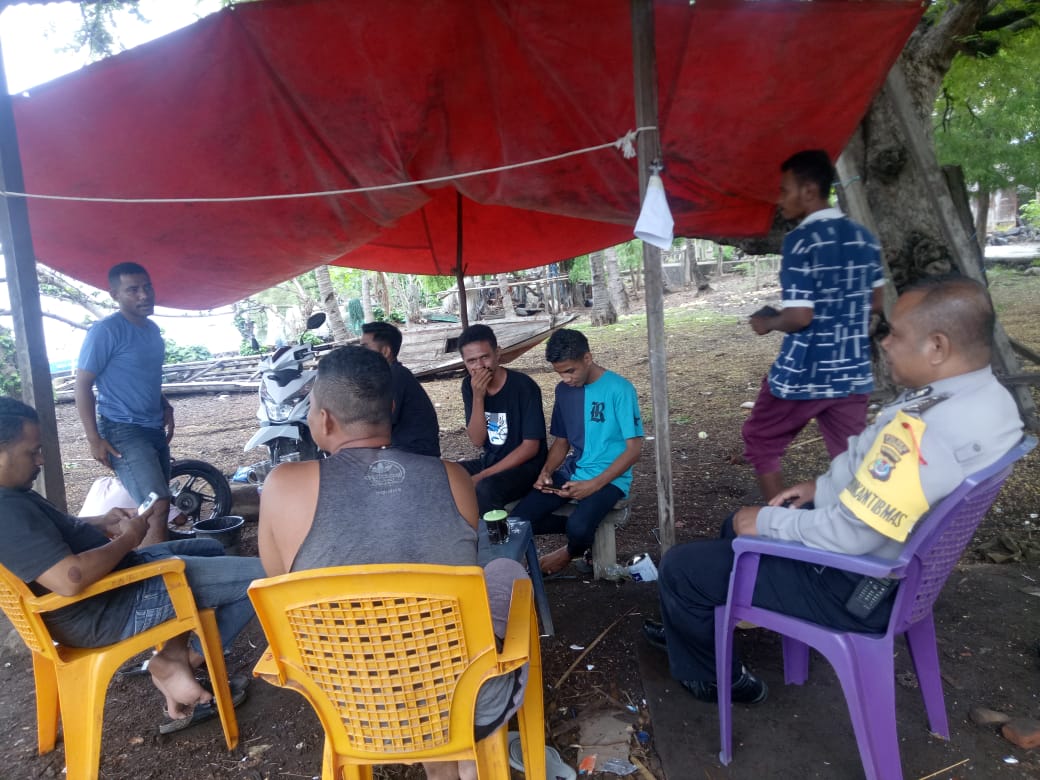 Bhabinkamtibmas Desa Lamaau, Kec. Ile Ape Timur, Kab.Lembata, Bripka Maxsi Y. Siokain Sambangi para pemuda Lamatokan kec. Ile ape timur kab. Lembata