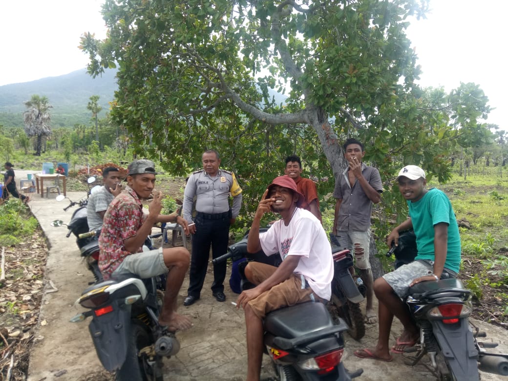 Bhabinkamtibmas Desa Lamaau,  Kec. Ile Ape Timur,  Kab.Lembata, Bripka Maxsi Y. Siokain Sambangi para pemuda Baolali duli kec. Ile ape timur kab. Lembata