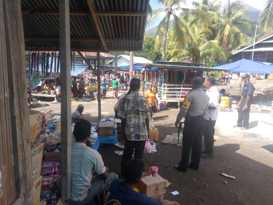 Bhabinkamtibmas Desa Lamaau,  Kec. Ile Ape Timur,  Kab.Lembata, Bripka Maxsi Y. Siokain himbau warga di pasar jaga kamtibmas