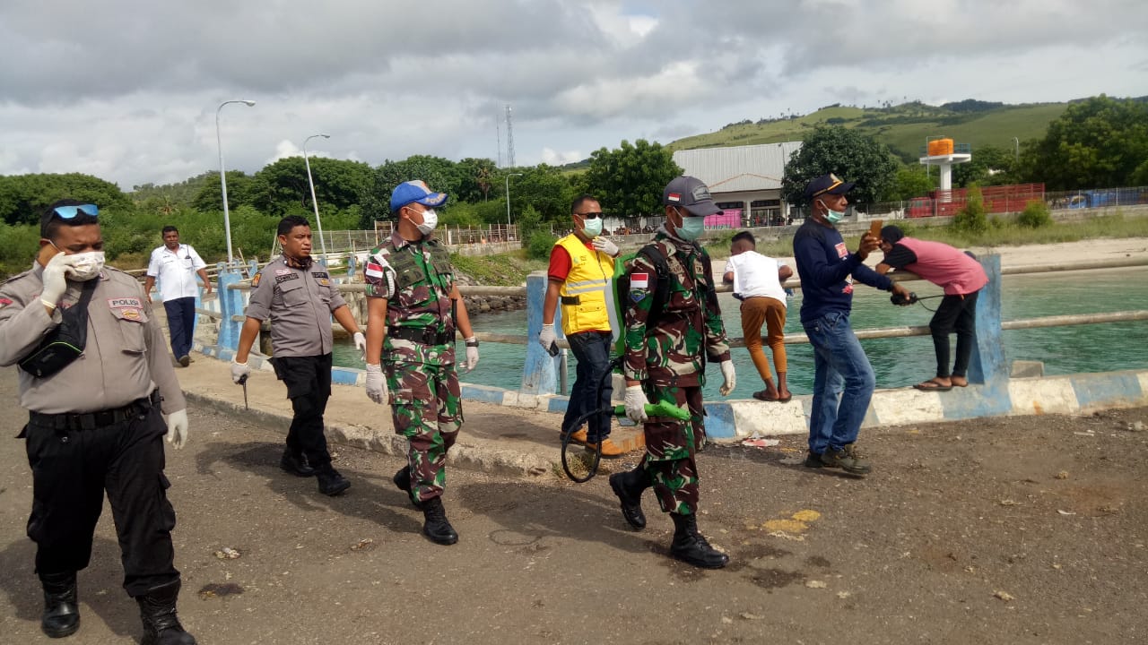 KPPP Polres Lembata bersama TNI dan Tim gabungan melakukan serangkaian Sop pencegahan Penyebaran corona pada penumpang kapal feri