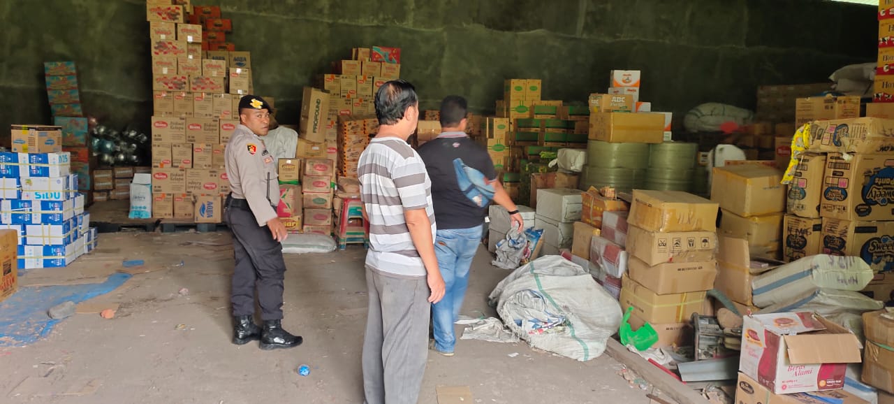 Sat Reskrim Polres Lembata Lakukan Pemeriksaan Ketersediaan Sembako dan peralatan Obat obatan di berbagai tempat di kabupaten Lembata