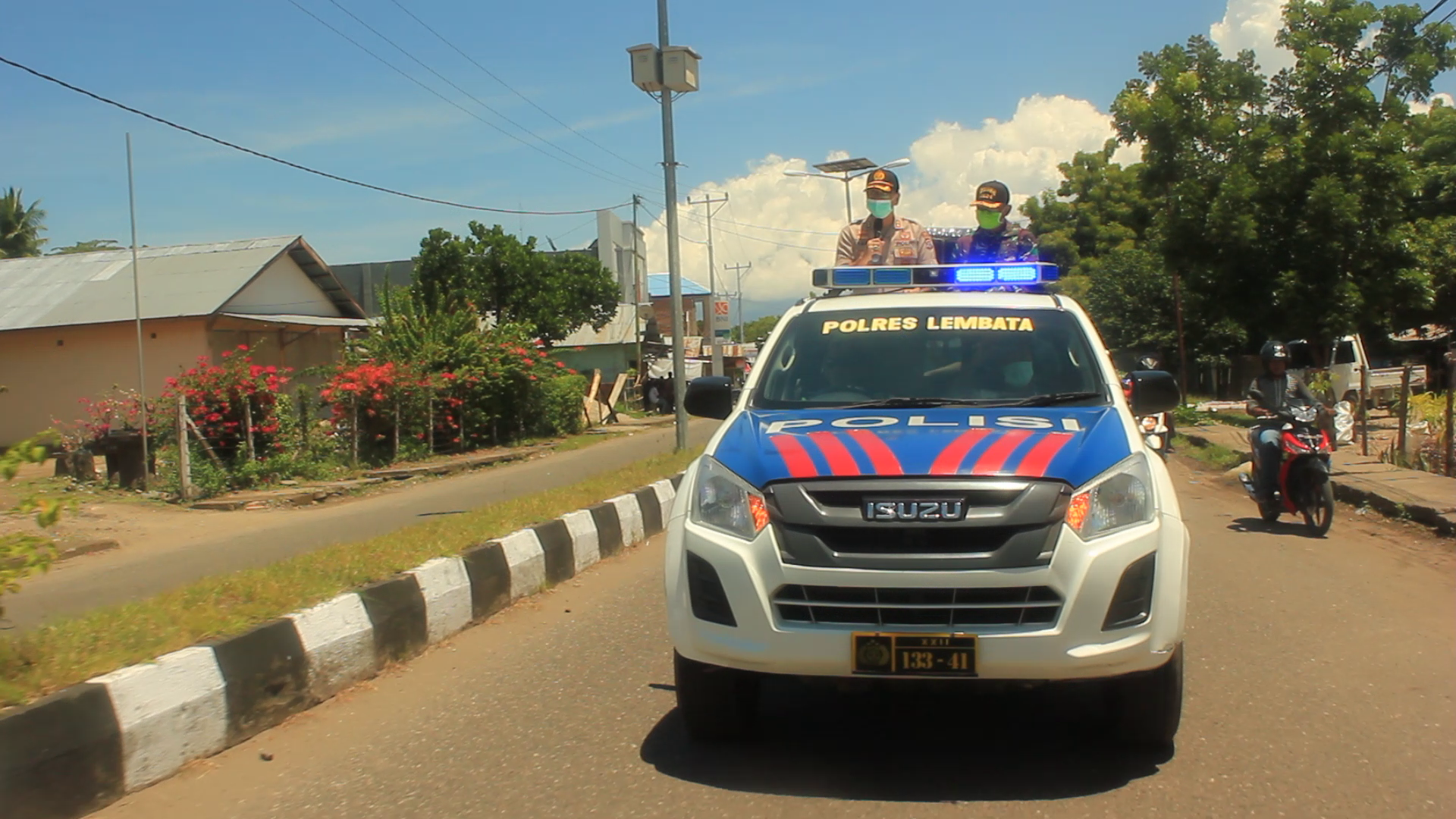 Kapolres Lembata di damping oleh Danramil 1624-03 Mayor CHB. Ikhsan berikan himbauan tentang bahaya penyebaran korona, keliling kota Lewoleba