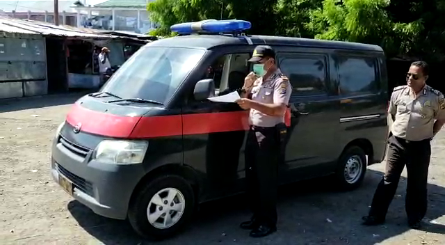 Satuan Binmas Polres Lembata sampaikan Tips sehat dengan cara mobile di sepanjang jalan Kota Lewoleba