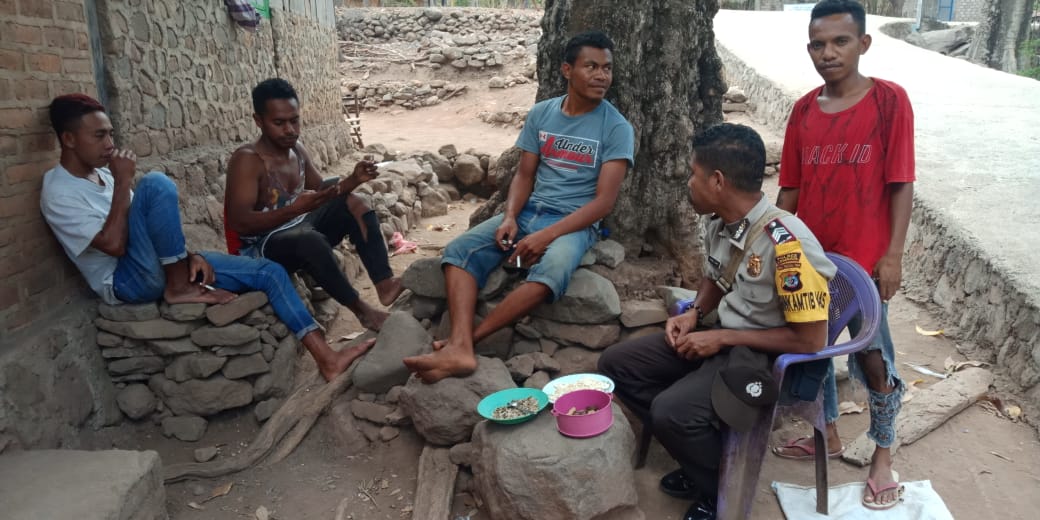 Brigpol simon minta warga desa leuburi aktif jaga keamanan di desa