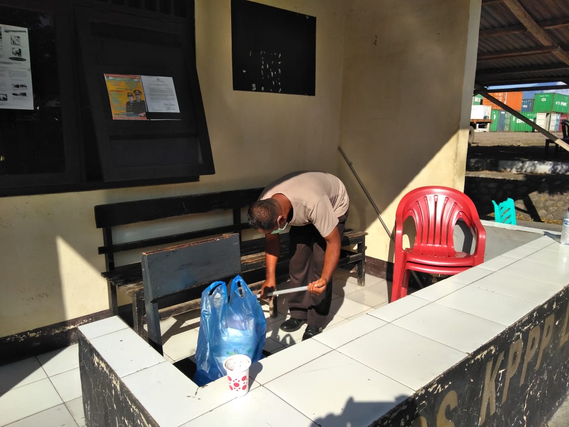 Anggota KPPP laut jaga kebersihan lingkungan kerjanya agar terhindar dari penyebaran Covid 19