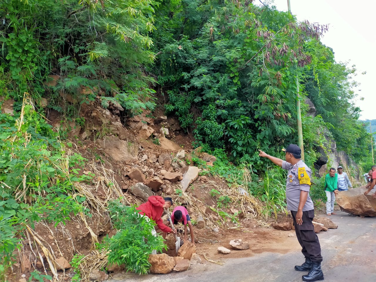 Bhabinkamtibmas Desa Roma, Kec. Omesuri, Kab. Lembata. Aipda Mursidin Dahlan Bantu warga bersihkan jalan akibat longsor