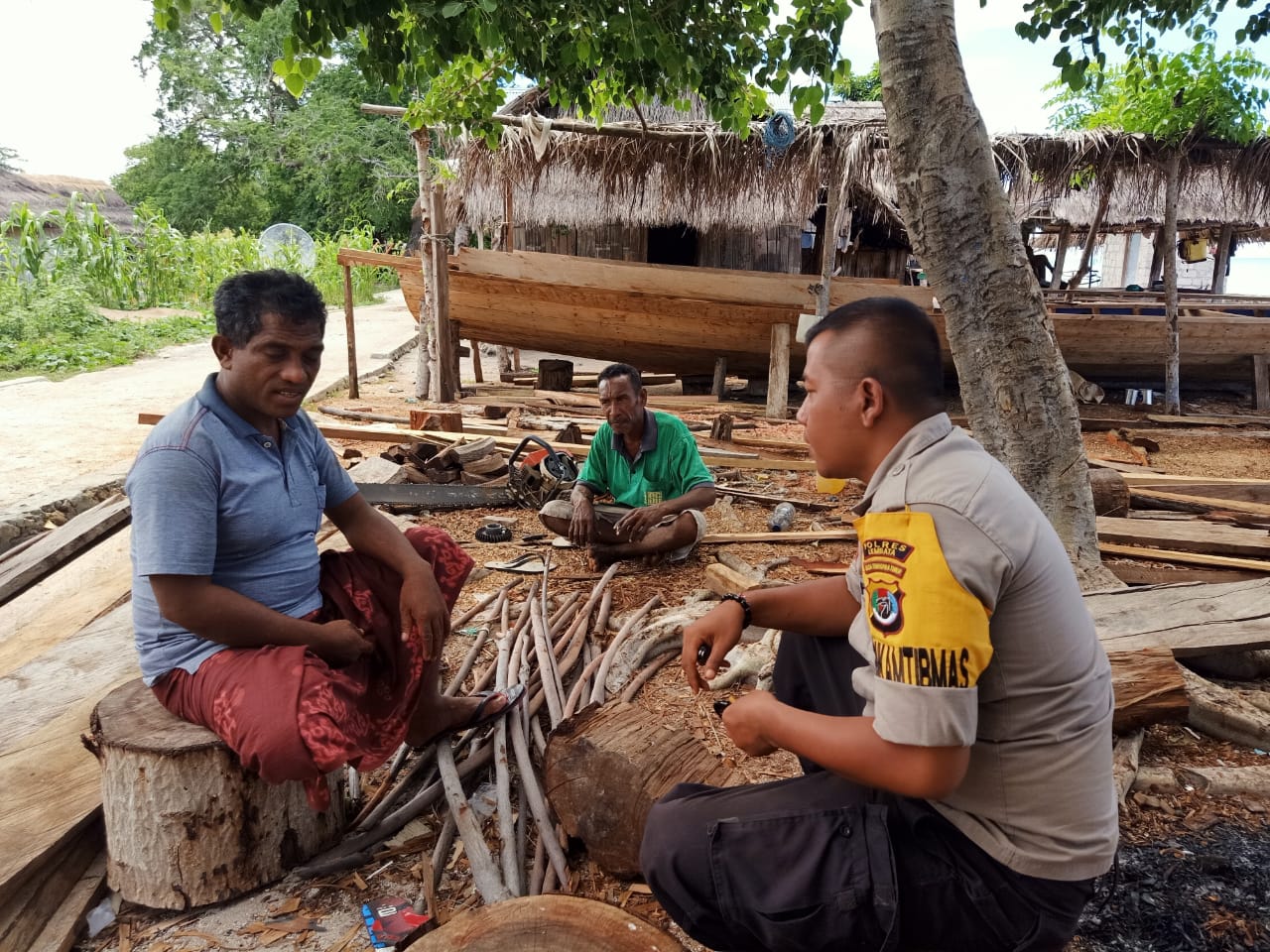 Sambangi Nelayan Desa Tobotani Bhabinkamtibmas Desa Tobotani Bripka Okiyana Menghimbau Warga Agar Menjaga Keselamatan Dalam Melaut