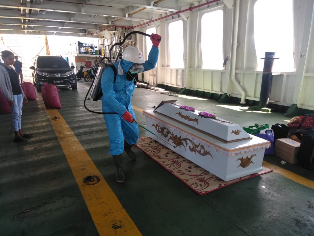 tim pencegahan Penyebaran Covid-19 di pelabuhan laut lewoleba Lakukan pengecekan protocol kesehatan di pelabuhan waijarang