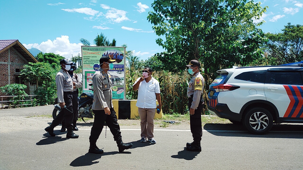 Kapolres Lembata pantau langsung warga Guna menghimbau agar menunda mudik lebaran