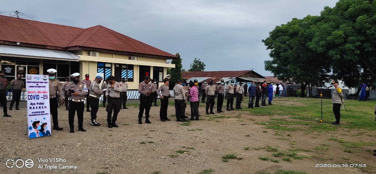 Pengurus yayasan kemala bhayangkari cabang lembata bagikan masker gratis kepada warga masyarakat dan anggota polres lembata