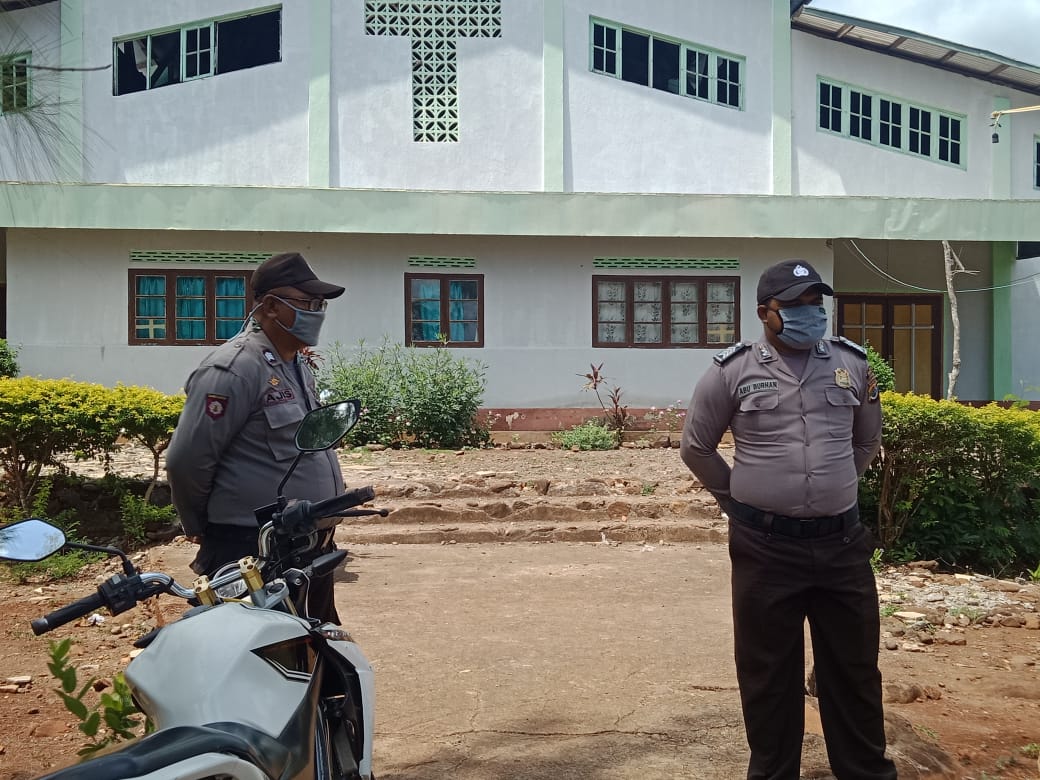 Seluruh anggota jajaran polres lembata lakukan pengecekan dan monitoring di tiap gereja.