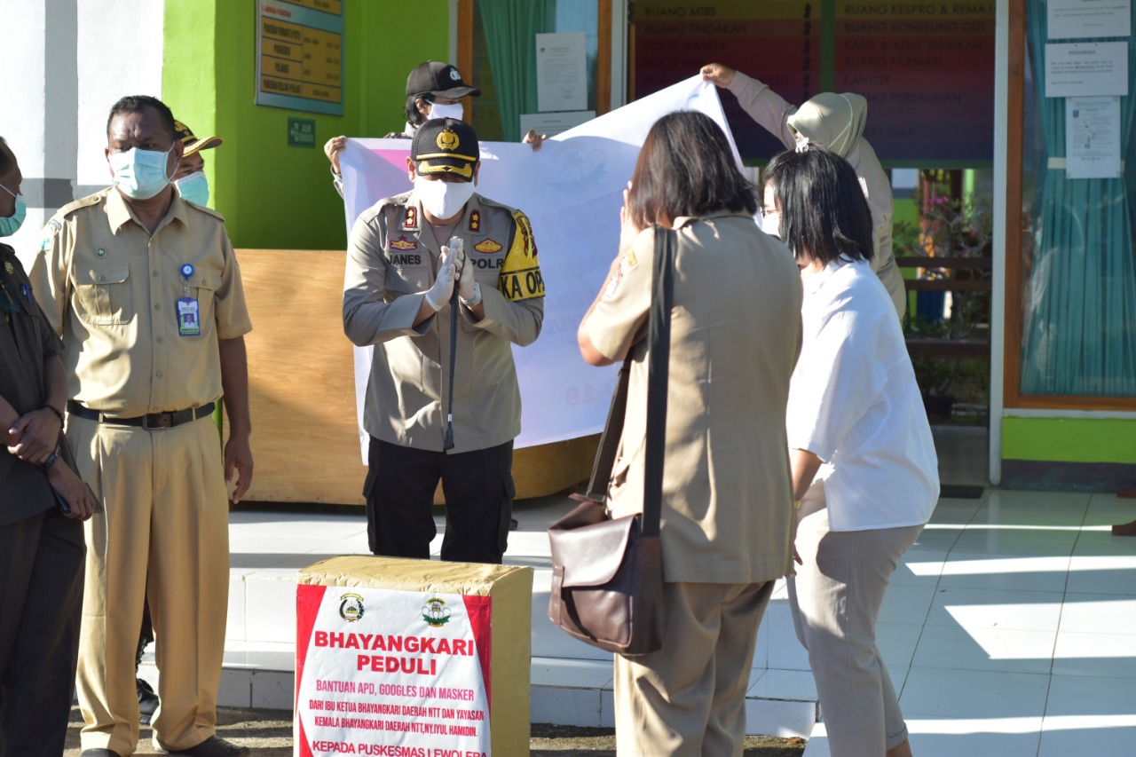 Polres Lembata Memberikan Bantuan APD Kepada Ketua Puskesmas Lewoleba