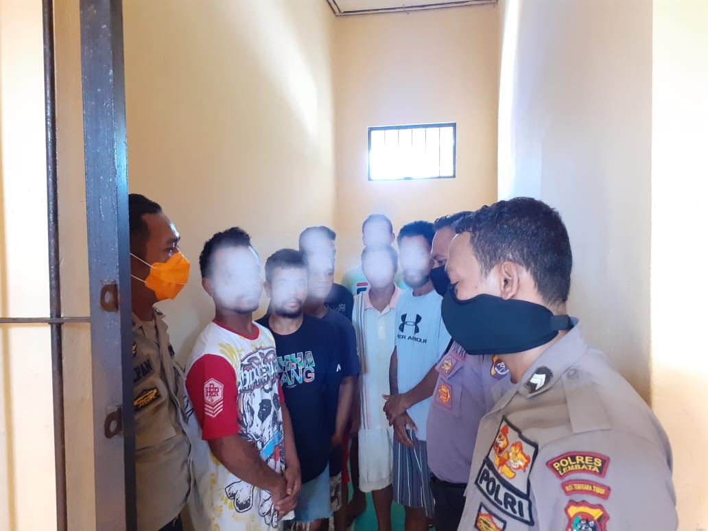 Kanit Spkt Bersama Anggota Piket Lakukan Pengecekan Rutin Tahanan Di Rutan Polres Lembata.