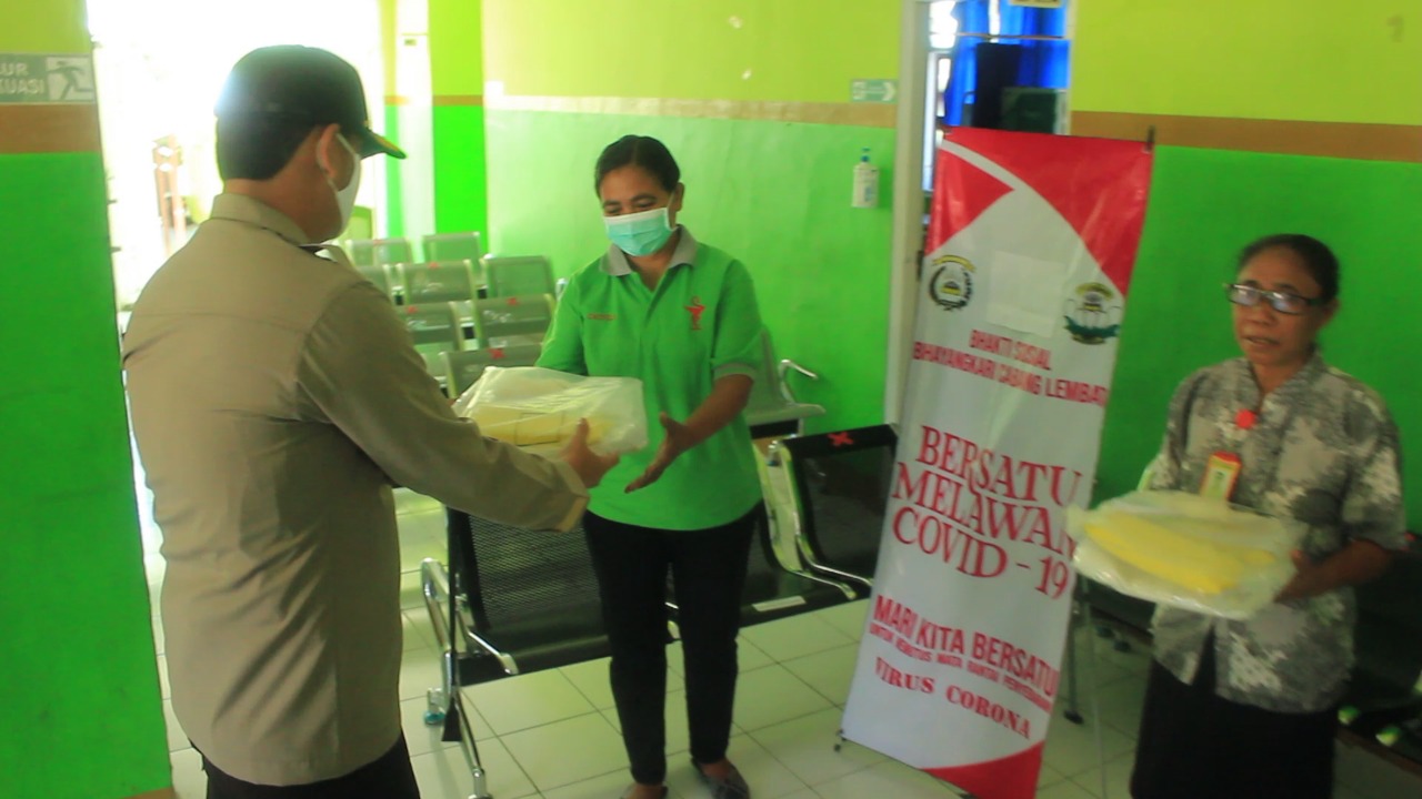 Kapolres Lembata Bagikan Alat Pelindung Diri ( APD ) Dan Masker Untuk Puskesmas Buyasuri.