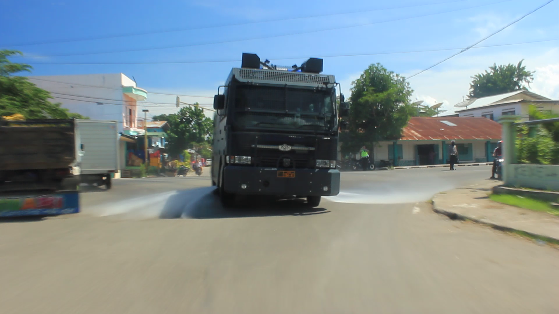 Polres Lembata kerahkan Mobil taktis AWC pembubar masa, untuk membantu penyemprotan Cairan Disenfectant pada kota lewoleba