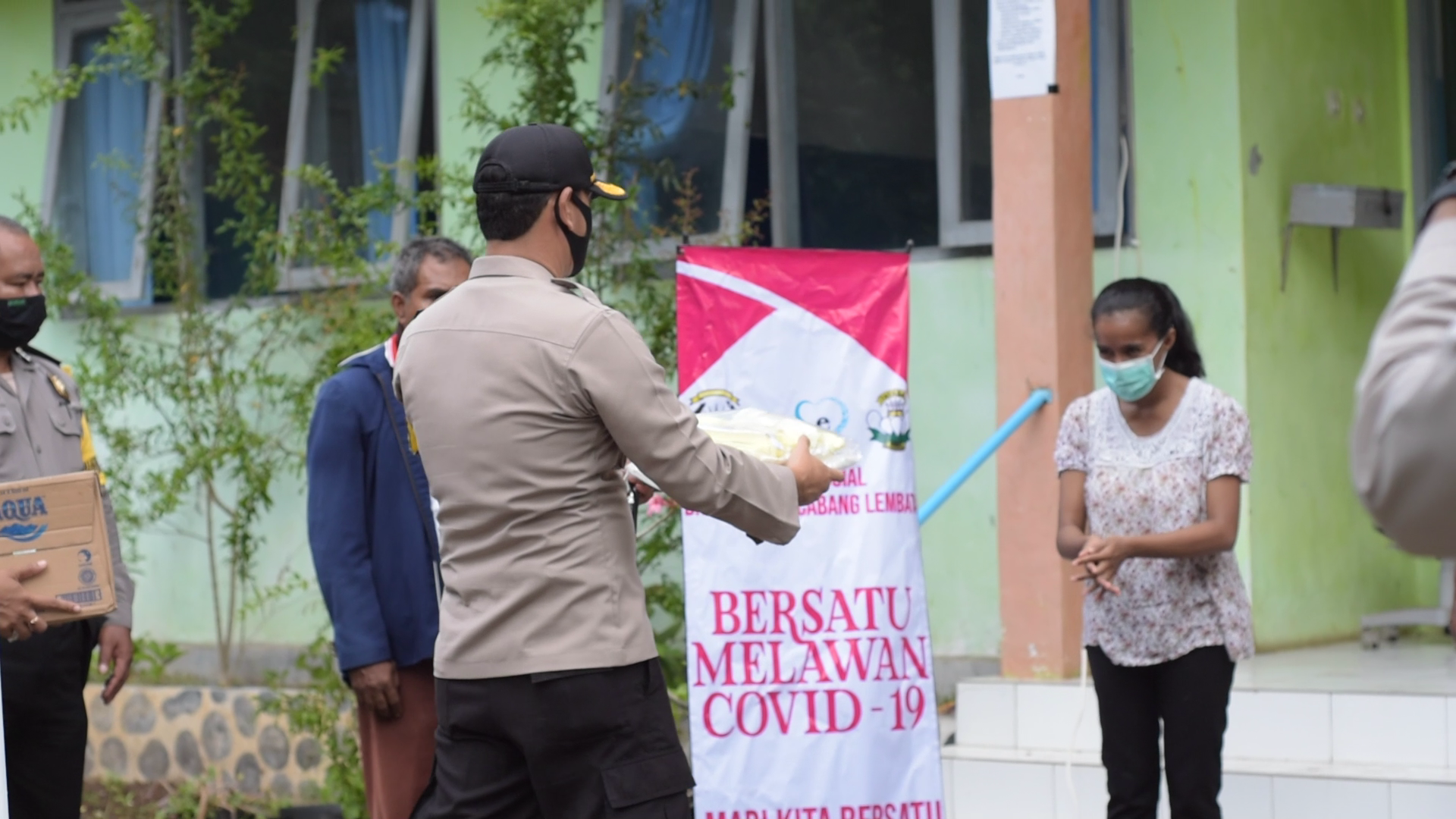 Pengurus Yayasan kemala bhayangkari lembata berikan bantuan APD ( alat pelindung diri)